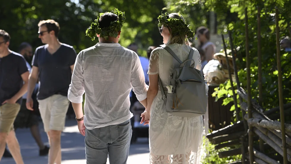 Vi blir trollbundna kring midsommar och hoppas på den perfekta festen och att kanske, med lite tur, hitta "den rätta".