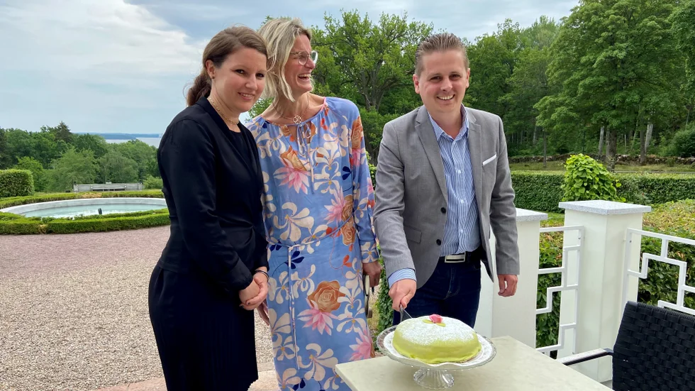 Är det en bröllopstårta som ska skäras? skojar Eva Vikmång (S) och Alex Nejdemo (L), styrelseordförande i Upplev Norrköping. Till vänster ses Lisa Lindgren, tillförordnad vd för Upplev Norrköping.