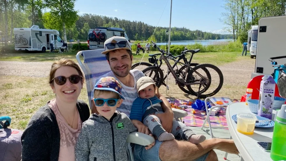 Paret Verena och Jonas från Tyskland semestrar i Vimmerby tillsammans med barnen Tino, nyss fyllda 3, och Leon, 7 månader. Till Nossens camping hittade de genom ett tips från Verenas bror.