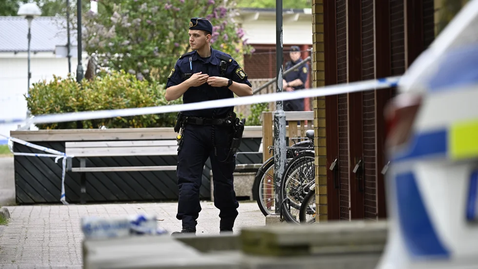 Polis på plats i Malmö sedan en man förts till sjukhus med skottskador.