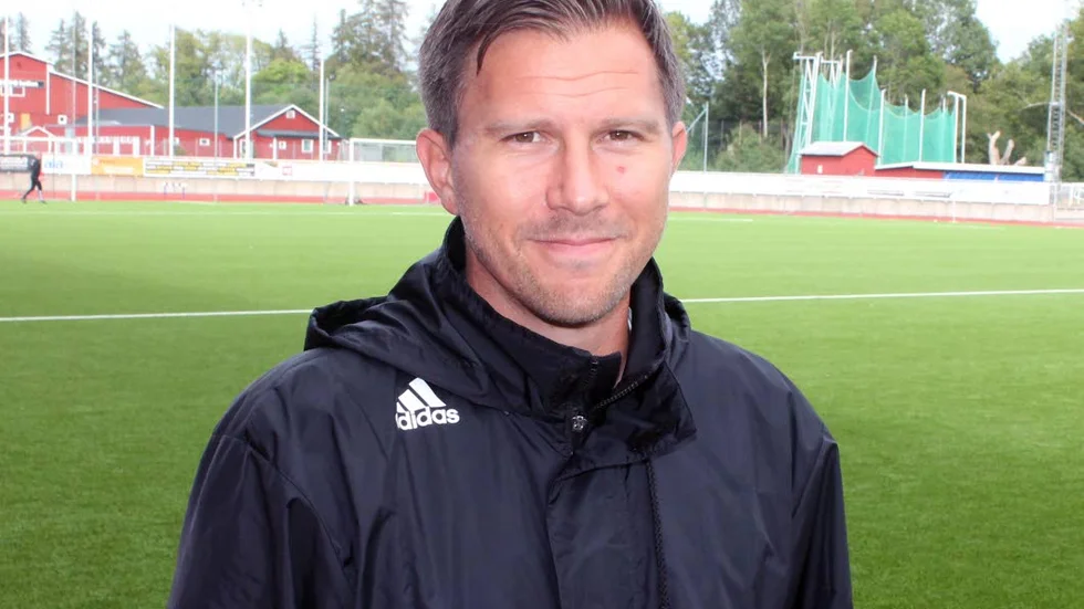 Motala AIF:s sportchef Christer Persson tvingas dra U17-laget, som är i DM-final på söndag, ur seriespel. Anledningen är spelarbrist.