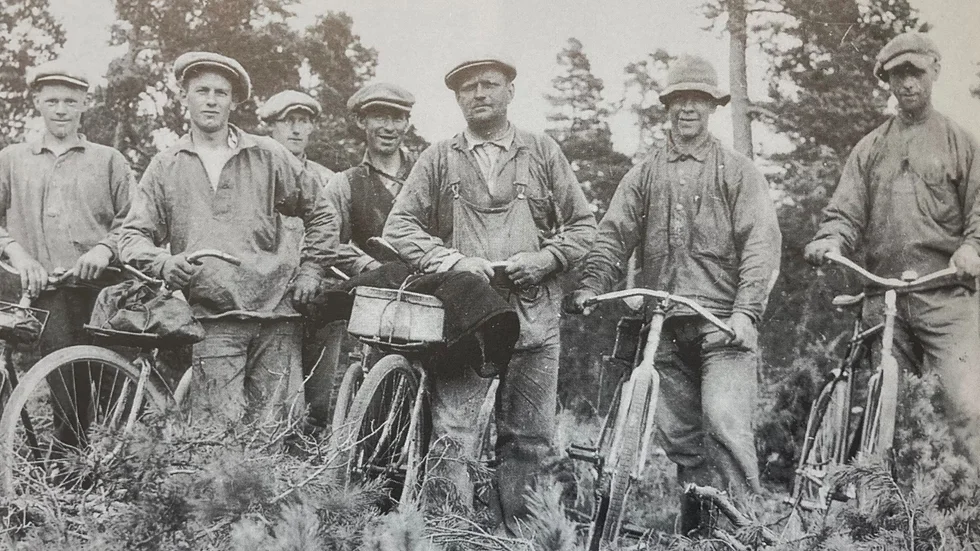 Ett linjearbetarlag på väg med cykel till jobbet i tidigt 20-tal. Det krävdes mycken mankraft när ledningarna skulle dras över ön.