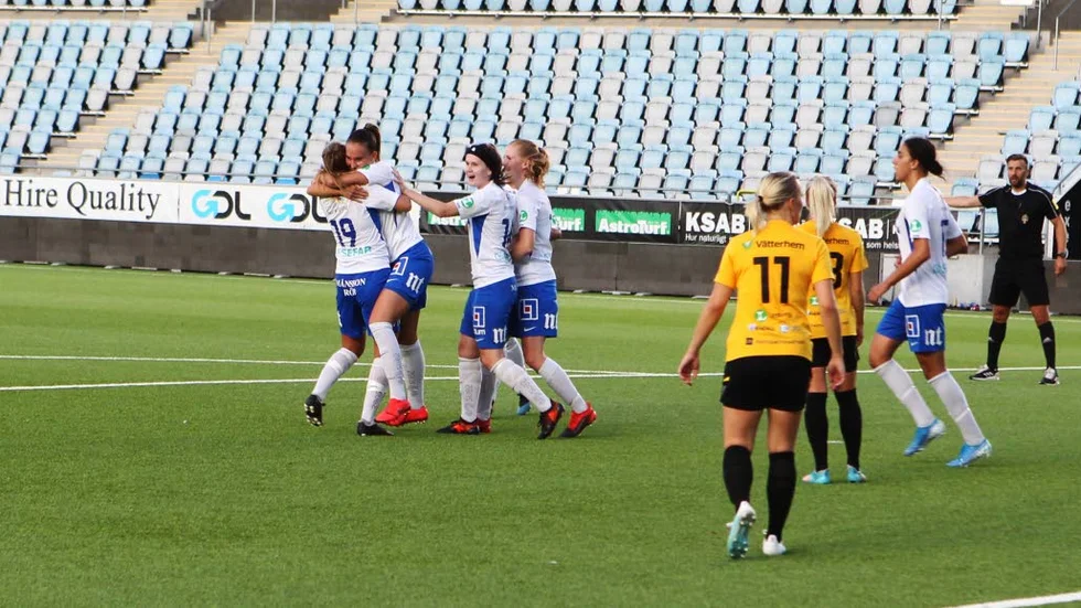 Clara Flenhagen firar med lagkompisarna efter det sena 1-0-målet i första halvlek.