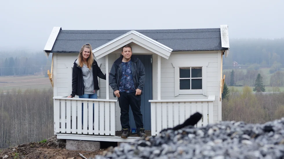 Den lilla, nyinköpta lekstugan ska bli hönshus på gården har familjen tänkt. 