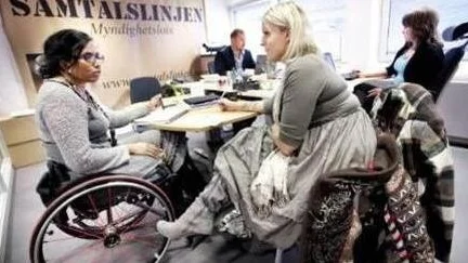 Nanda Holm pratar med myndighetslotsen Therese Ekervärn.