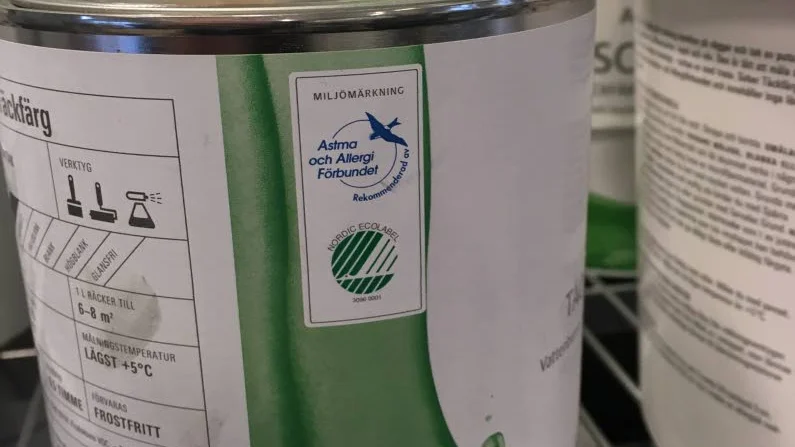 Färg som är godkänd av både Svanen och Astma- och allergiförbundet.