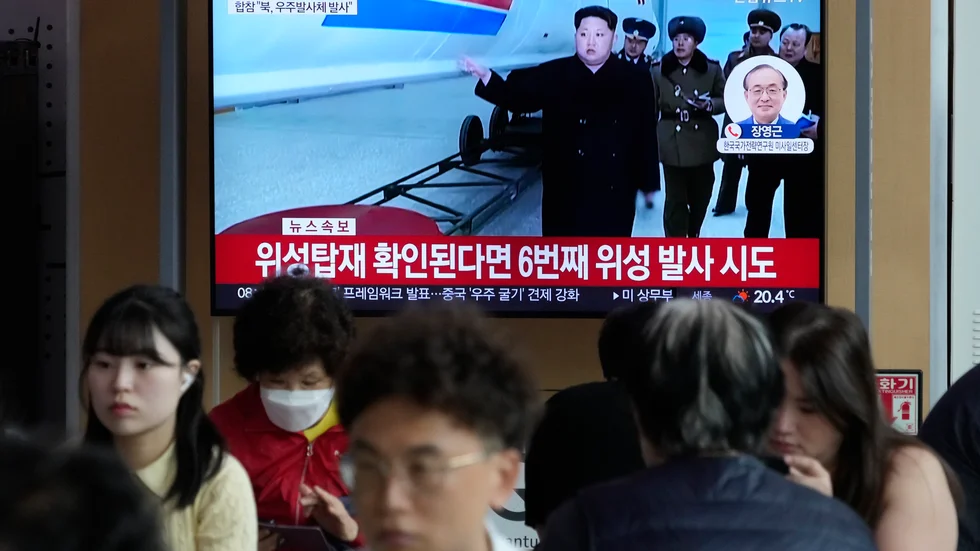 En tv-skärm på Seouls tågstation visar Nordkoreas ledare Kim Jong-Un. Nordkorea meddelade på onsdagen att en uppskjutning av en spionsatellit misslyckats.
