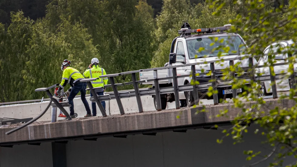 En man i 50-årsåldern föll från Bergsviksbron då han och en kollega lagade ett trasigt broräcke. Arbetsmiljöverket utreder dödsolyckan och det ska vara klart till hösten. (Arkivbild)