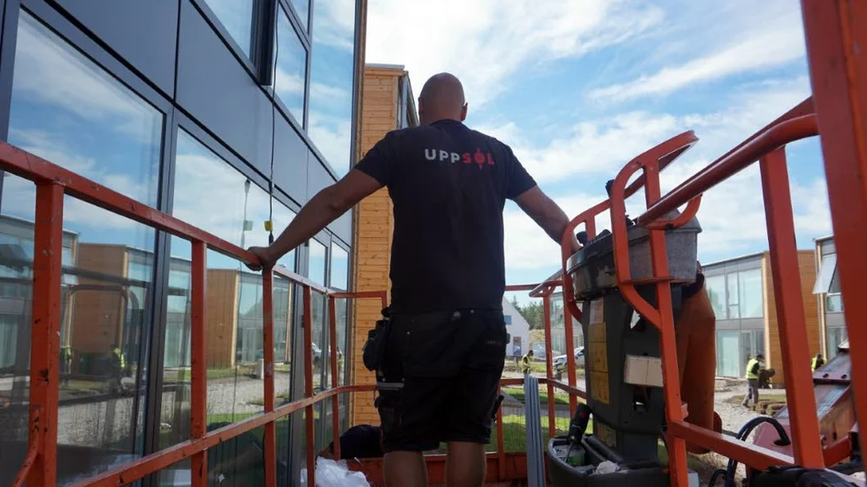 Under dagen ska Anders och Anton sätta upp screenmarkiser som gör att ingen ser in men man kan se ut på fyra hus.