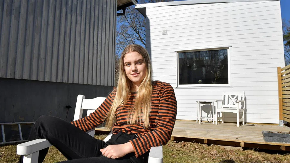 Här kan Elsa njuta av solstrålarna på en egen uteplats.