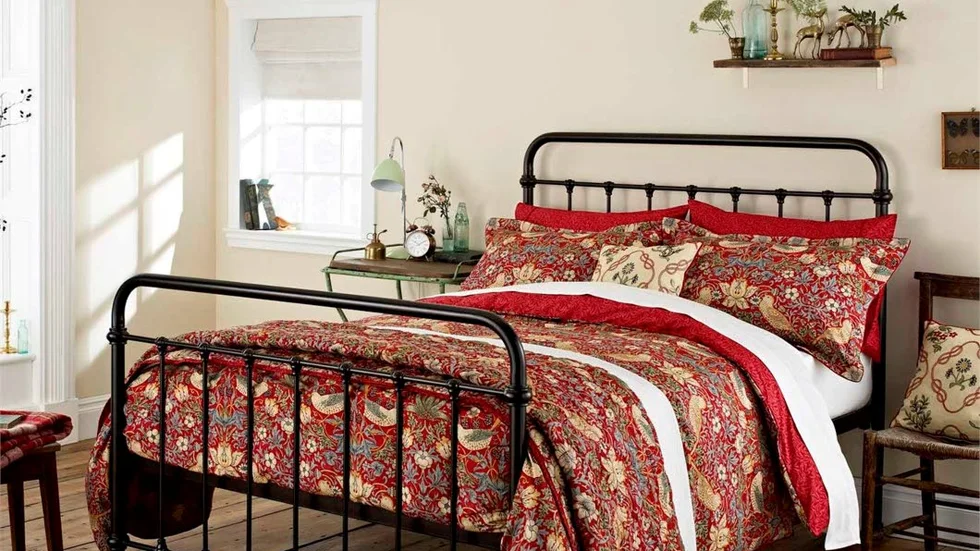Bedset av William Morris ikoniska mönster ”Strawberry Thief”. Han inspirerades av trastar som åt av jordgubbarna i hans köksträdgård i Oxfordshire.