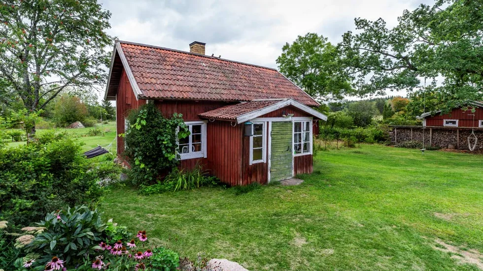 Det gamla torpet på tomten används numera främst som förråd, men paret planerar att göra något med det i framtiden.
