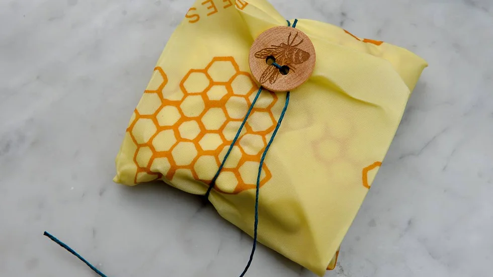 Matförvaring. Så kallade ”bee’s wrap”, det vill säga bomull och bivax, kan man använda i stället för gladpack.