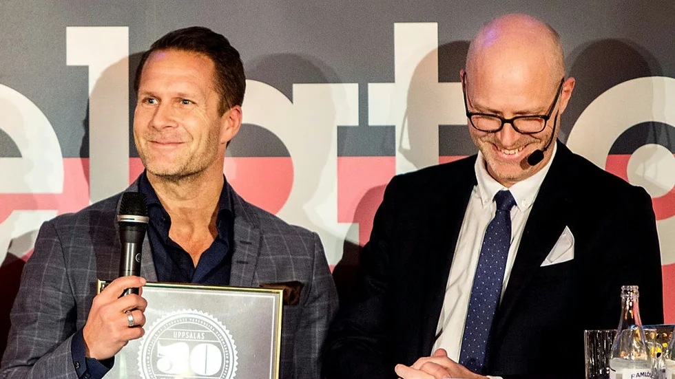 tidningen Relation utnämner 2014 års starkaste personliga varumärke, på Norrlands fr v nationvinnaren Ola Andersson från Sirius fotboll, prisutdelaren Anders Melldn, chefredaktör för Relation.
Foto : STAFFAN CLAESSON  20150211