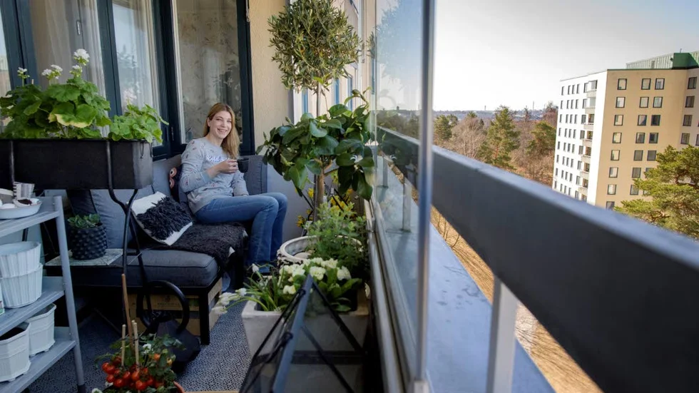 Den bekväma soffan är egentligen tvådelad. Vill man möblera mer socialt går det lätt att ordna.