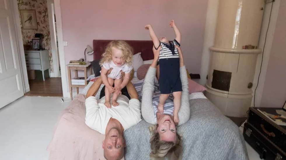 I det kombinerade sov- och vardagsrummet hos familjen Sundh fungerar föräldrarnas säng även som soffa.
