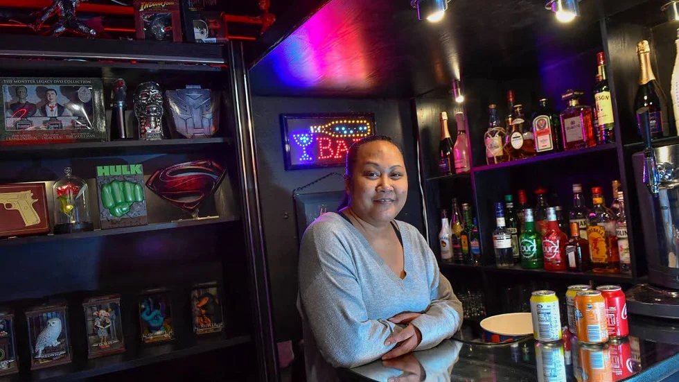 Utanför biosalongen finns det en bar och samlarobjekt från olika filmer.