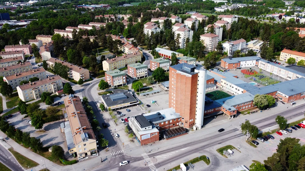 Våldtäkten ska ha skett i en bostad i Fröslunda i fredags natt.