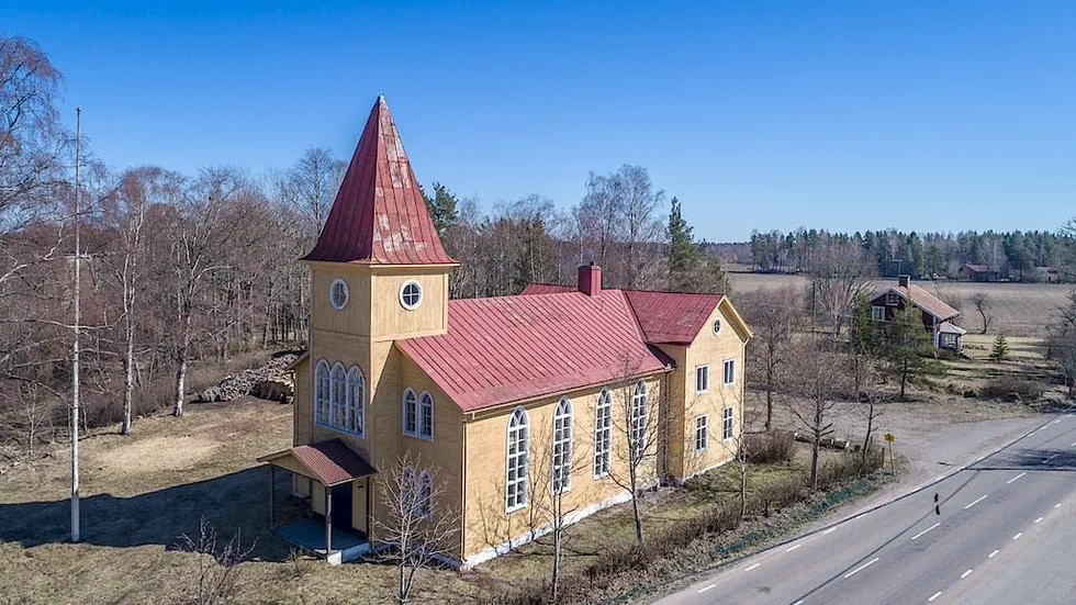 Det före detta missionshuset i Sandy byggdes 1882. Tornet tillkom 1925.