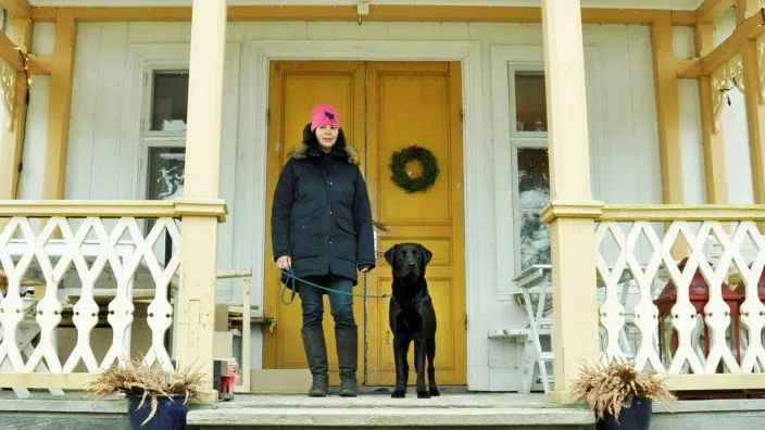 Herrgård. Mikaela Ståhl med hunden Hugin. Tillsammans med sin man Johan Ålander driver hon Bryggholmens herrgård .
