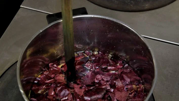 Rödlöksskal ger tyget eller garnet en rödbrun nyans.