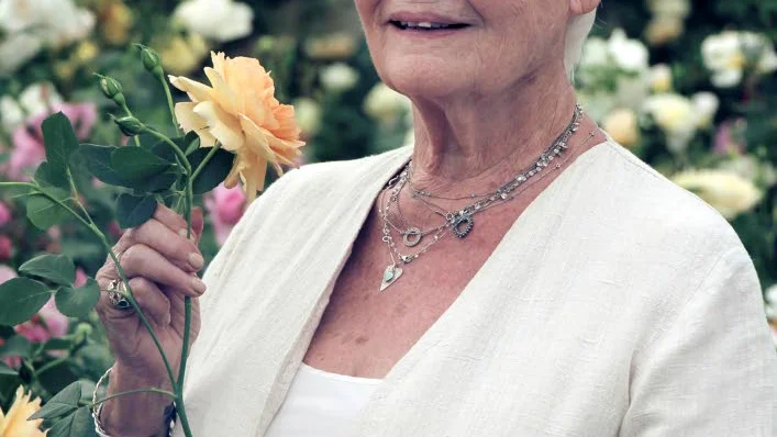 Dame Judi Dench med sin alldeles egna Austin-ros ’Dame Judi Dench’.