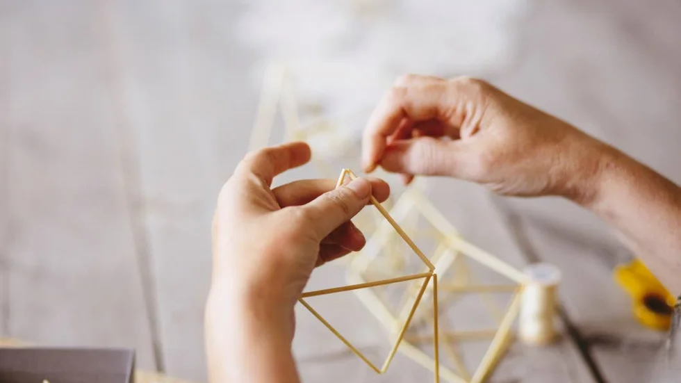 Den traditionella himmelin är byggd av råghalm, men egentligen kan du använda vilket material du vill som är rörformat.