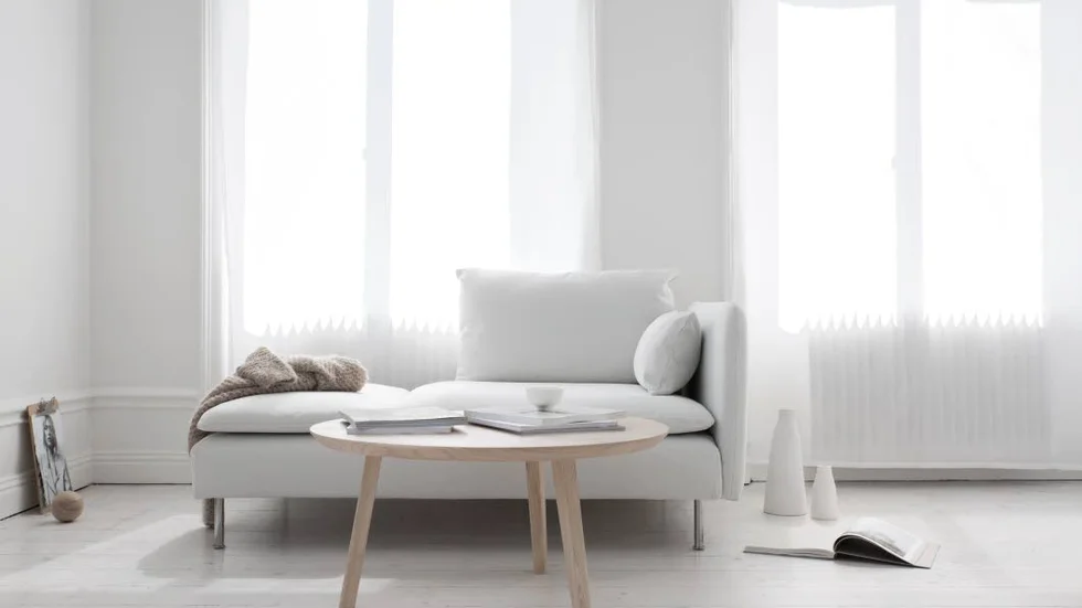 Sara Medina Linds företag Melo vinner kategorin Årets nykomling som tidningen Residence delar ut. 
Motivering: 
"Årets nykomling Melo är den självklara hybriden av dalaskog och mjuk minimalism. Med både design och produktion lokalt rotad ger Melo den svenska trämöbeln ett nytt och gediget tillskott som i massivt askträ smyger sig in i alla miljöer, ger dem trävärme och hållbar elegans."