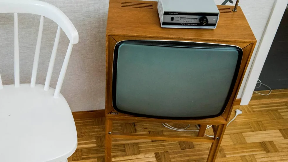 Ratta in TV2 med TV2-lådan. När Sverige fick en till tv-kanal köpte man till en liten låda för att slippa byta ut tv-apparaten som var gjord för en kanal.
