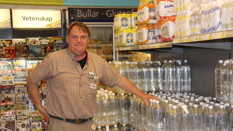 Nya leveranser. Butikschefen Ola Bergström vid Ica Maxi stormarknad berättar att butiken fått hem nya vattenleveranser snabbare än normalt.