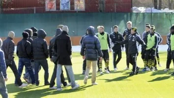 Sexton Hammarbyhuliganer dök upp på planen och hotade Sebastian Eguren.