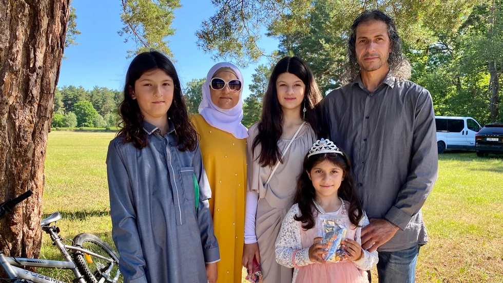 Lujain Aburaiya har kommit till bönen med sina föräldrar och syskon. "Efteråt kommer vi leka och ha kul. Det blir mycket godis". Familjen består av Lujain Aburaiya, mamma Alaa Abdllh, Abuimran Aburaiya, Arwa Aburaiya och pappa Muhammad Aburaiya.