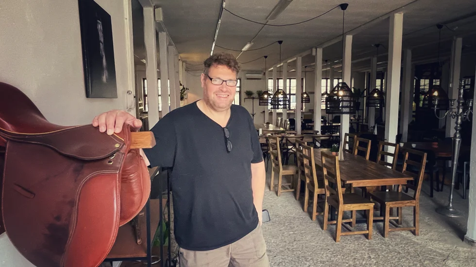 Kaféet är inrymt i en byggnad som tidigare var ett häststall. Tavlor och inredningsdetaljer som hänger på lokalens väggar hintar om byggnadens historia.