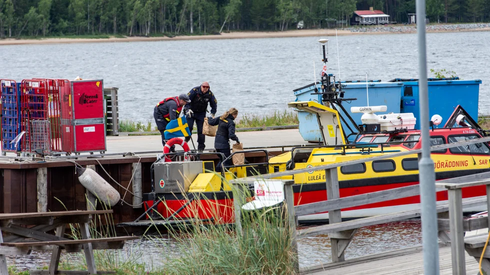 Polisens tekniker har säkrat en hel del bevis på stranden där det misstänkta mordet kan ha skett.