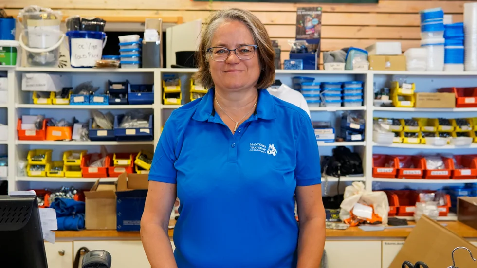 Maria Wallin hade länge drömt om att bli egenföretagare. Planen var att ta över ett mindre industriföretag, men sedan sommaren 2019 står hon som ägare till Mantorps travshop. "Man får inte vara rädd för det som kommer, utan man måste våga chansa, det är lite så jag är", säger hon.