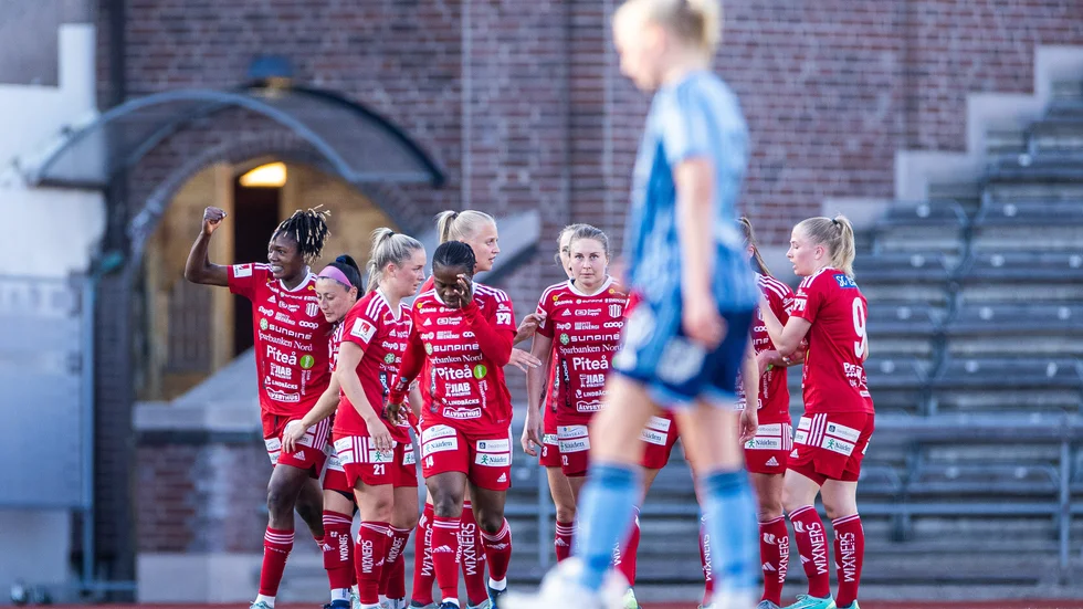 Piteås Anam Imo jublar med lagkamrater efter att hon gjort 0-1 under fotbollsmatchen i Damallsvenskan mellan Djurgården och Piteå den 9 maj 2023 i Stockholm. 
