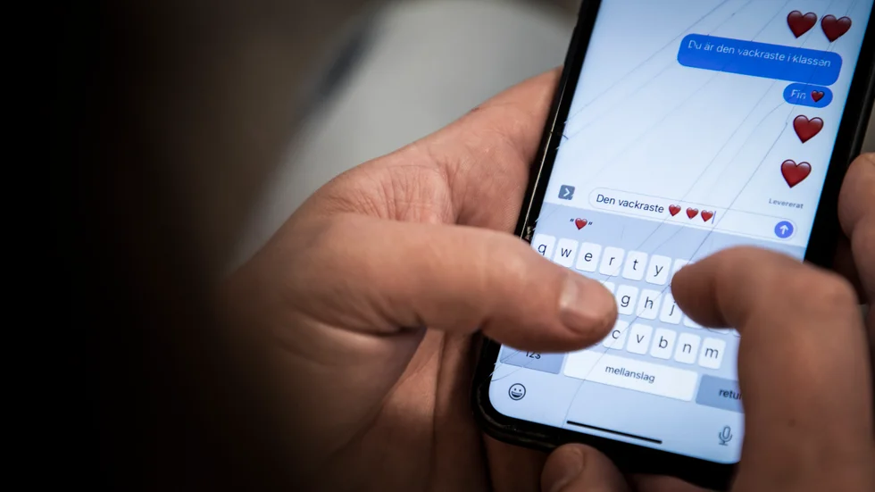 Läraren ska ha skickat över 12000 sms till den unga eleven.