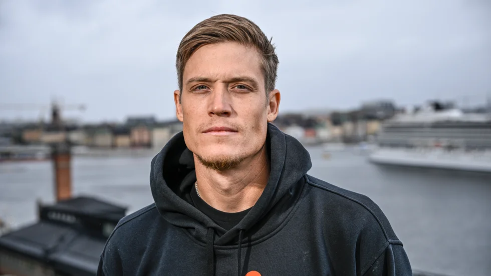 Jonas Jerebko talar ut.
