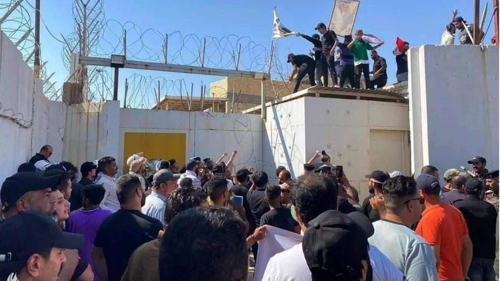 Ett antal demonstranter stormade Sveriges ambassad i Bagdad, Irak, i torsdags.