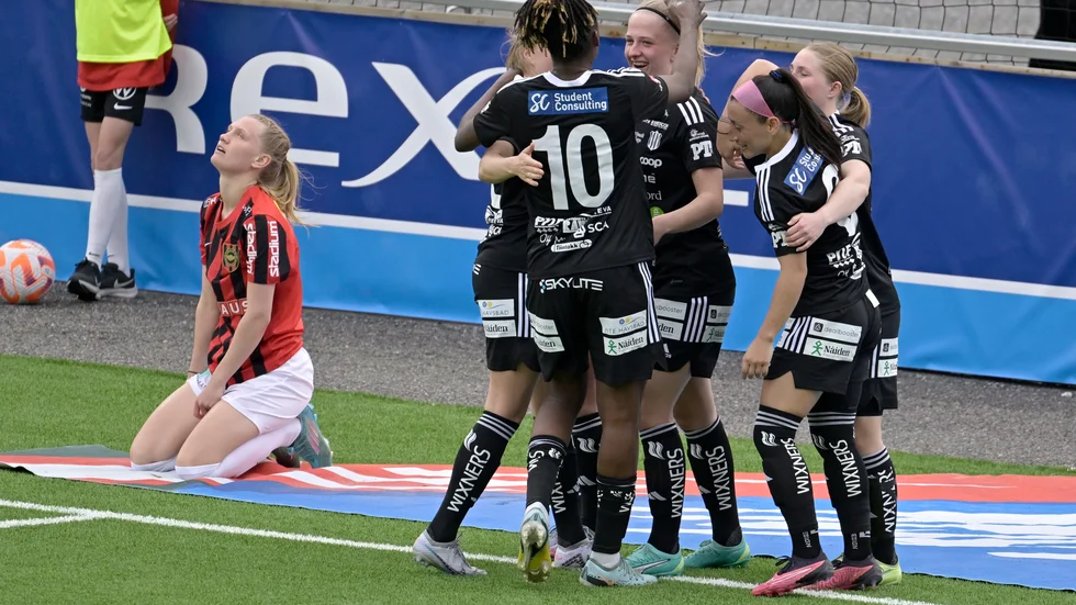 Piteås Tuva Skoog (i mitten) har imponerat i år och gjort sju mål på 15 matcher i damallsvenskan. Arkivbild.