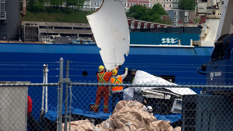 Vrakdelar från den imploderade ubåten Titan fördes i land till den kanadensiska ön Newfoundland under onsdagen.
