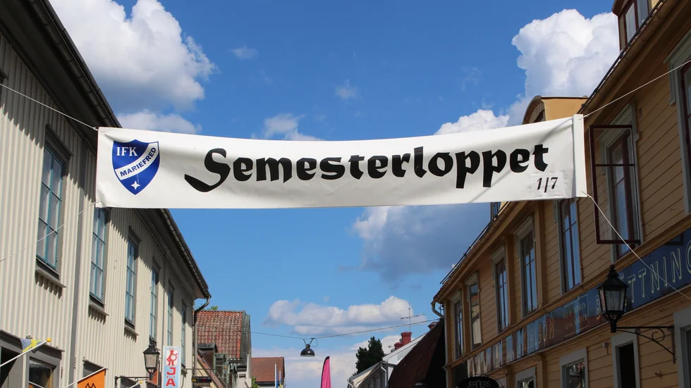 Under lördag den första juli hålls semesterloppet som man kan springa eller promenera. Det finns två klassiska sträckor: fem eller tio kilometer, och det har även tillkommit ett minisemesterlopp för barnen.