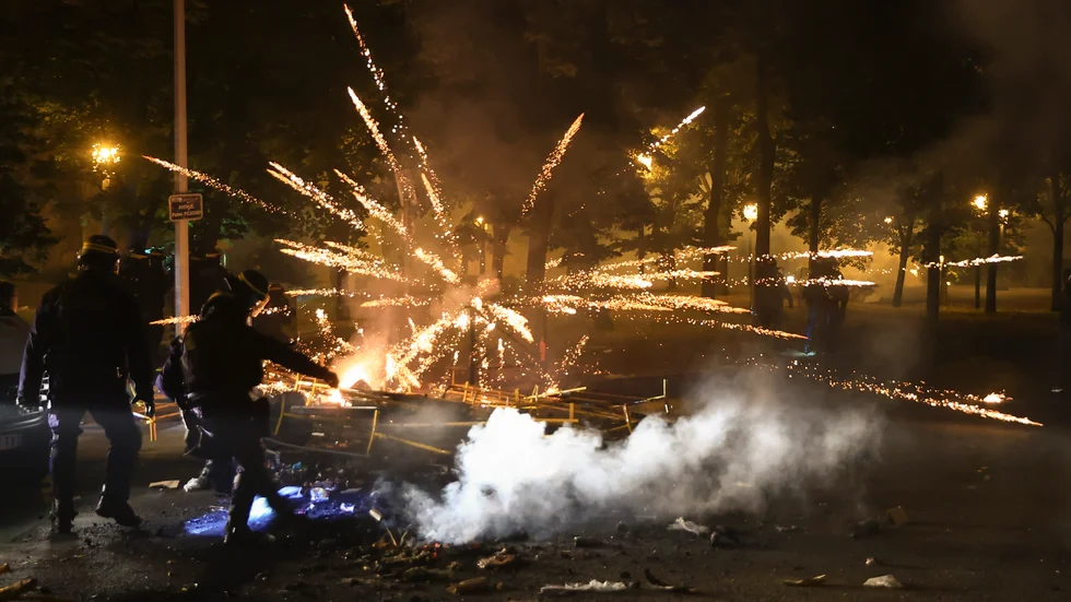 Frankrike upplevde en tredje natt av oroligheter och protester efter att en 17-årig pojke skjutits ihjäl av polis på tisdagen i Parisförorten Nanterre.
