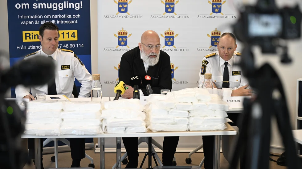 Kokain beslagtagen i Helsingborgs hamn visas upp vid en presskonferens på Tullverket i Malmö i maj 2023. Arkivbild.