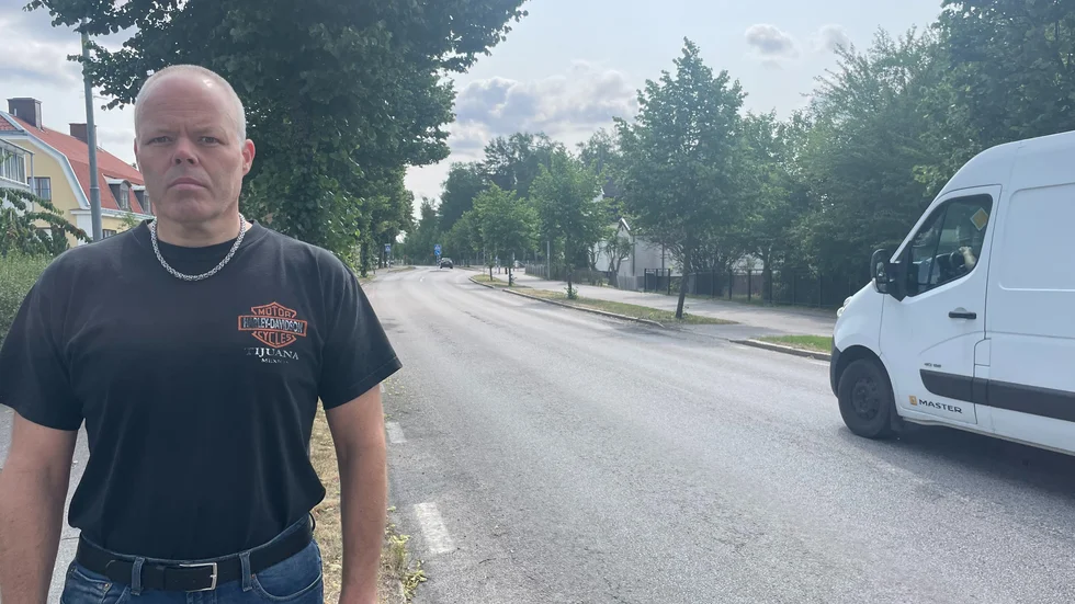Fredrik Hurtig som bor vid Oppundavägen tycker det är slött att kommunen inte åtgärdar problemet med att förbudet på tung genomfartstrafik inte följs. 