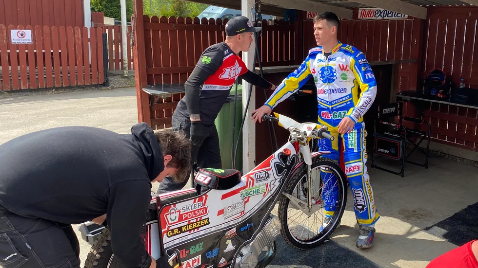 Oskar Fajfer, här på Piraternas träning tidigare i maj, kraschade in i sargen i sitt andra framträdande efter att han blivit påkörd av Dackarnas Filip Hjelmland. Nu står det klart att det inte är någon fraktur på foten.
