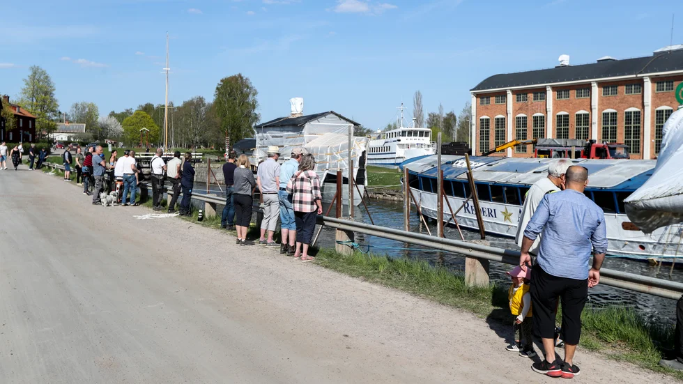 Många nyfikna samlades vid torrdockan i Motala för att se på när MS Kind skulle rätas upp och flyttas till en ny plats under torsdagseftermiddagen. 