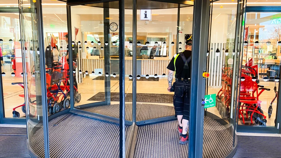 Insändarskribenten tycker att entrén till Kullbergska är "snurrig", och svår för många att ta sig igenom.