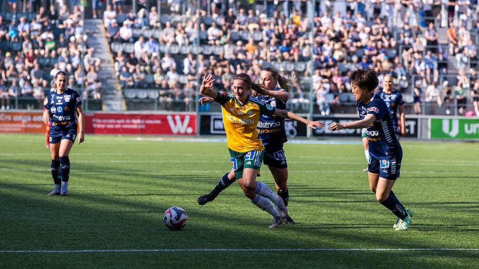 Vilma Koivisto och IFK fick spela inför en fullsatt bortalångsida. 