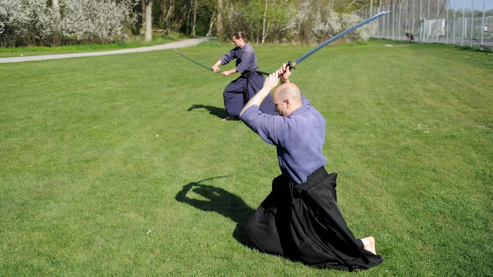 Joakim Snökvist (längst bort) och Sebastian Askbom övar kator på Rosvallas gräsyta. Duon är tillsammans med Jonas Sörensen tre av bara runt ett 20-tal utövare av den japanska svärdkonsten Katori Shinot Ryu.